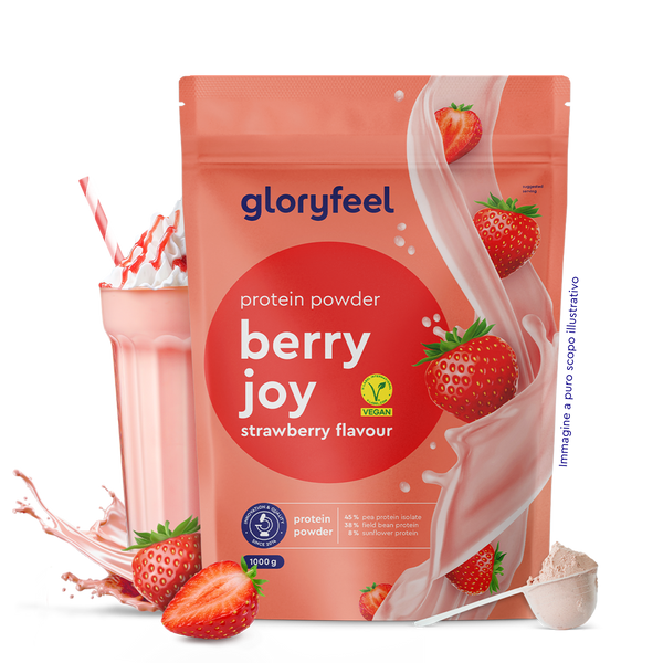 Una confezione di Proteine in polvere alla fragola Berry Joy di Gloryfeel Italia è accanto a un frullato di fragole, fragole fresche, latte mescolato e un misurino di polvere.