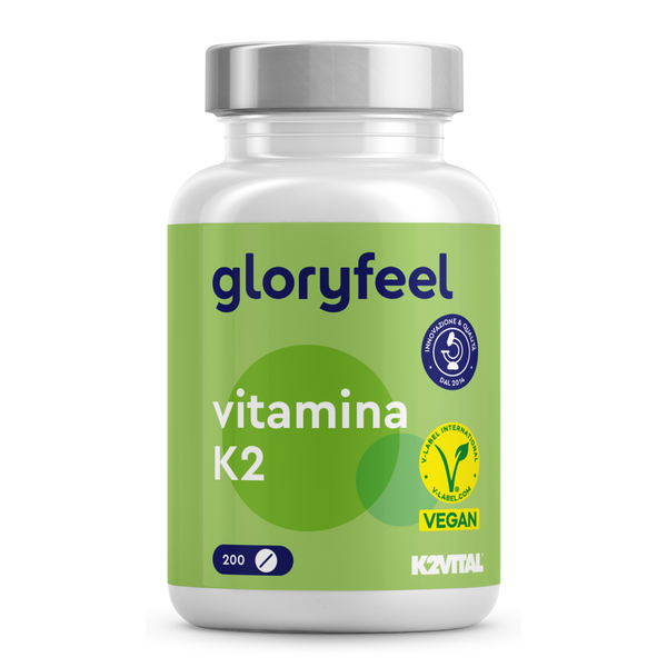 Flacone di Vitamina K2 con etichetta verde brillante, recante il marchio &quot;gloryfeel Italia&quot; e la certificazione vegana, pensato per i consumatori attenti alla salute.