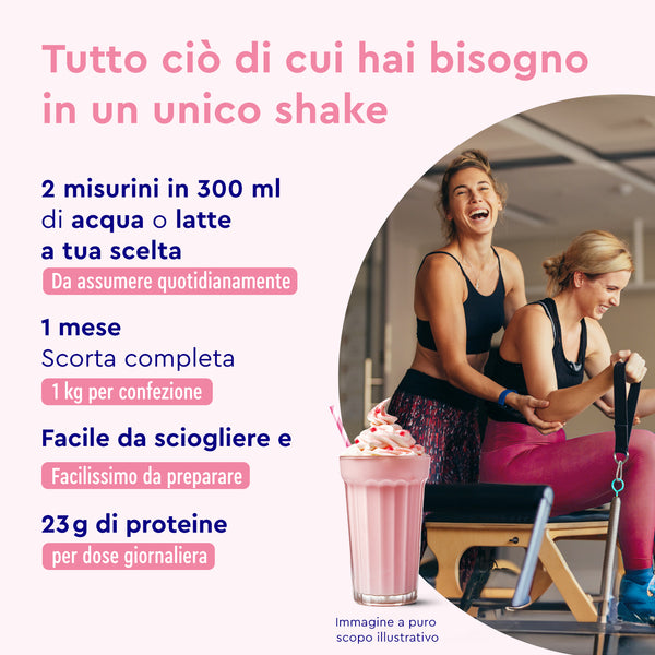 Due donne in tenuta da allenamento, una con una palla fitness rosa. Il testo italiano descrive dettagliatamente la preparazione e i benefici di Proteine in polvere Berry Joy di GloryFeel GmbH Italia, con un bicchiere di frullato rosa esposto.