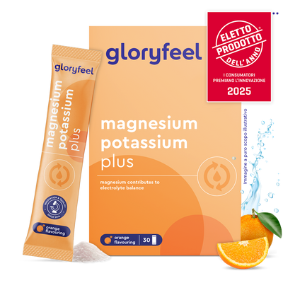 Gloryfeel Italia Magnesio e potassio in bustine al gusto arancia scatola con una bustina, sale, una fetta d'arancia e un'etichetta "Prodotto dell'Anno 2025" in italiano.