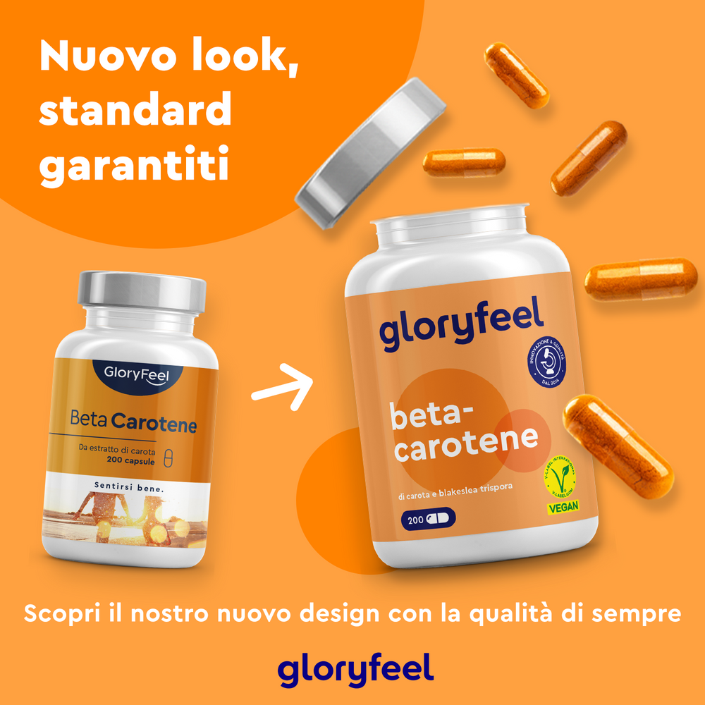 Due flaconi di integratori di beta-carotene di GloryFeel GmbH Italy sono esposti su uno sfondo arancione con una confezione classica e aggiornata. Una capsula bianca accanto a loro ne esalta la chiarezza e l&
