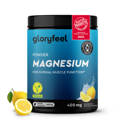 Un contenitore da 600 g di gloryfeel Italia Magnesio in polvere al gusto limone, etichettato come vegano, con limoni accanto e un distintivo rosso del premio 2025 sul coperchio.