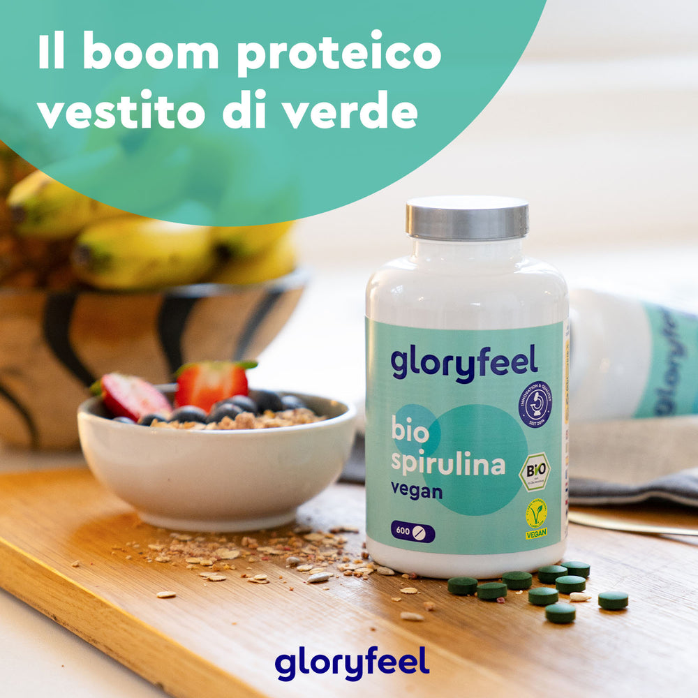 Una bottiglia di compresse vegane di Bio Spirulina di GloryFeel GmbH Italia accompagna una ciotola colorata di cereali e frutta, sottolineando il potere verde descritto in &quot;Informazioni sul grande boom proteico vestito di verde&quot;.