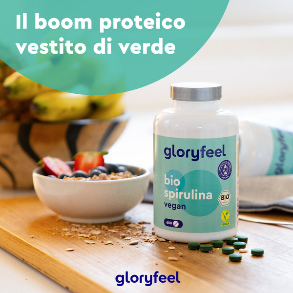 Una bottiglia di compresse vegane di Bio Spirulina di GloryFeel GmbH Italia accompagna una ciotola colorata di cereali e frutta, sottolineando il potere verde descritto in &quot;Informazioni sul grande boom proteico vestito di verde&quot;.