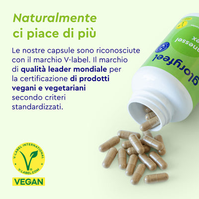 Una bottiglia aperta di Capsule di Ortica di gloryfeel Italia con le capsule che fuoriescono, mostrata accanto al testo in italiano sulla certificazione vegana e vegetariana V-Label. Sono visibili i loghi V-Label e VEGAN.