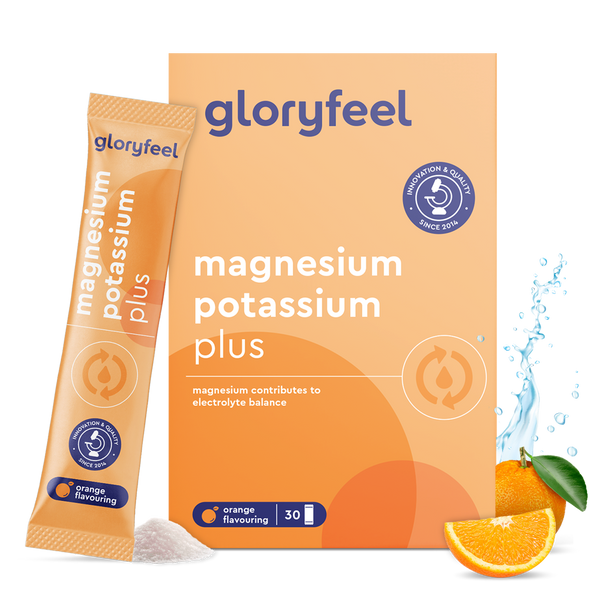 Una scatola e una bustina di gloryfeel Italia Magnesio e potassio in bustine al gusto arancia sono mostrate con fette d&