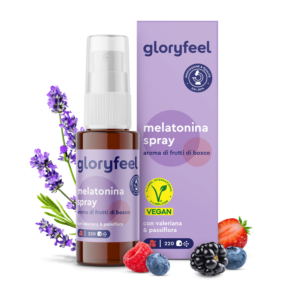 Un flacone di spray alla melatonina è accanto alla scatola &quot;GloryFeel GmbH Italia&quot;, decorata con fiori e bacche di lavanda. La confezione evidenzia la certificazione vegana e presenta simboli di estratti vegetali per un tocco naturale.