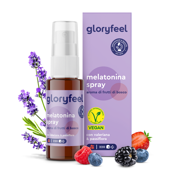 Un flacone di spray alla melatonina è accanto alla scatola &quot;GloryFeel GmbH Italia&quot;, decorata con fiori e bacche di lavanda. La confezione evidenzia la certificazione vegana e presenta simboli di estratti vegetali per un tocco naturale.