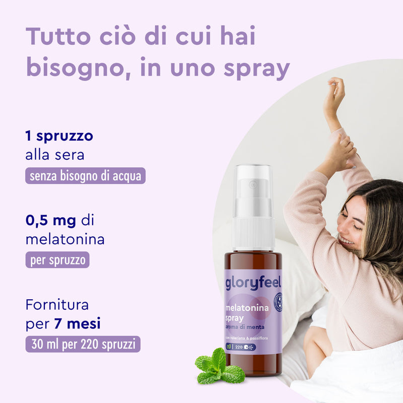 Una donna inizia la giornata rigenerata con lo spray Melatonina di GloryFeel GmbH Italia. Accanto a lei, un&