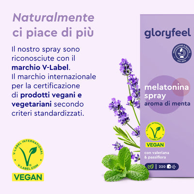 Una confezione spray di Melatonina viola di GloryFeel GmbH Italia presenta certificazioni vegane in italiano, mette in risalto l'aroma di menta e include immagini di lavanda e menta per la sua formula di estratti vegetali.
