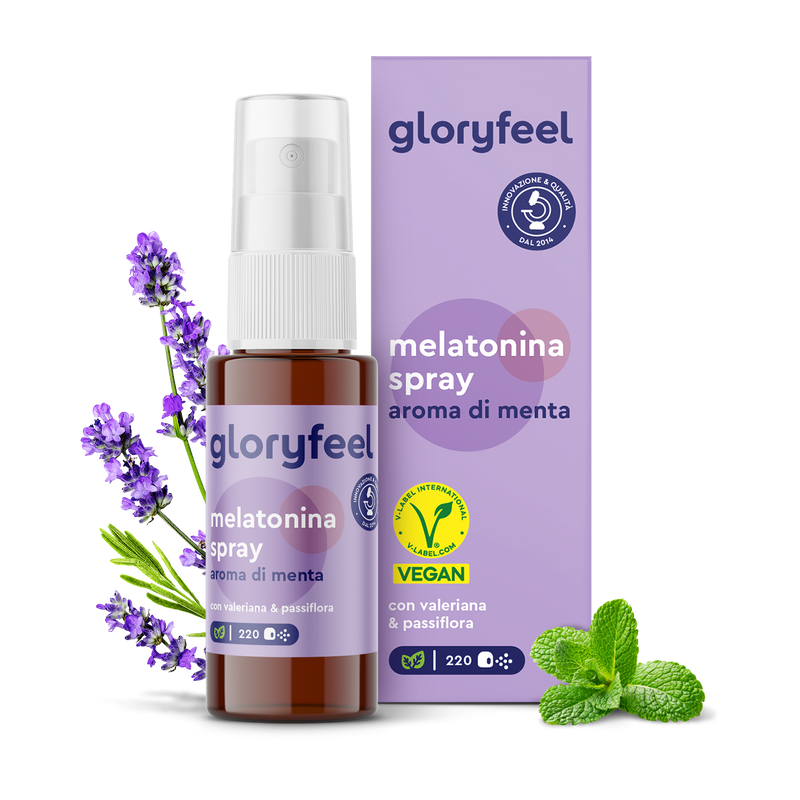 Lo spray Melatonina di GloryFeel GmbH Italia presenta flaconi e confezioni con decorazioni a menta e lavanda. Questo spray vegano è arricchito con valeriana, passiflora ed estratti vegetali per un relax naturale.