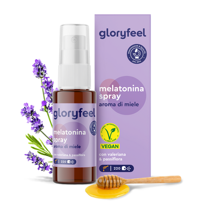 Un flacone spray di Melatonina di GloryFeel GmbH Italia è raffigurato con una scatola, lavanda, un misurino e miele. Presenta una formula vegana con valeriana e passiflora per una profumazione infusa di melatonina ed estratti vegetali per offrire un'esperienza rilassante.