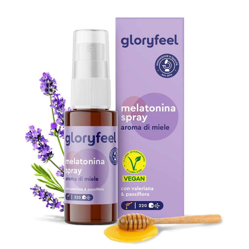Un flacone spray di Melatonina di GloryFeel GmbH Italia è raffigurato con una scatola, lavanda, un misurino e miele. Presenta una formula vegana con valeriana e passiflora per una profumazione infusa di melatonina ed estratti vegetali per offrire un&
