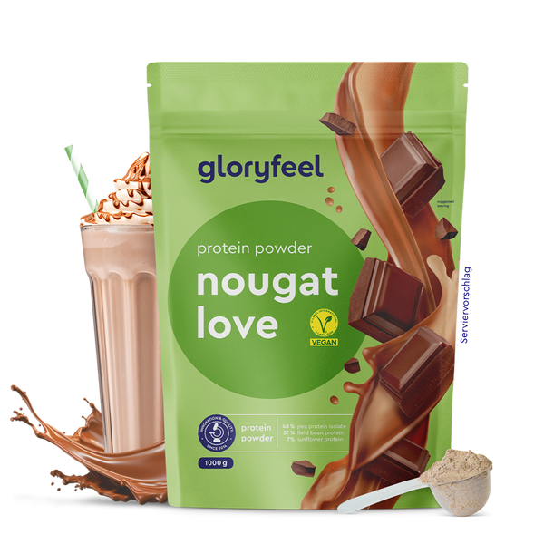 Una busta di &quot;Proteine in polvere Nougat Love&quot; di gloryfeel Italia è accanto a un frullato al cioccolato e a un misurino di polvere. La confezione da 1000 g presenta pezzetti di cioccolato.