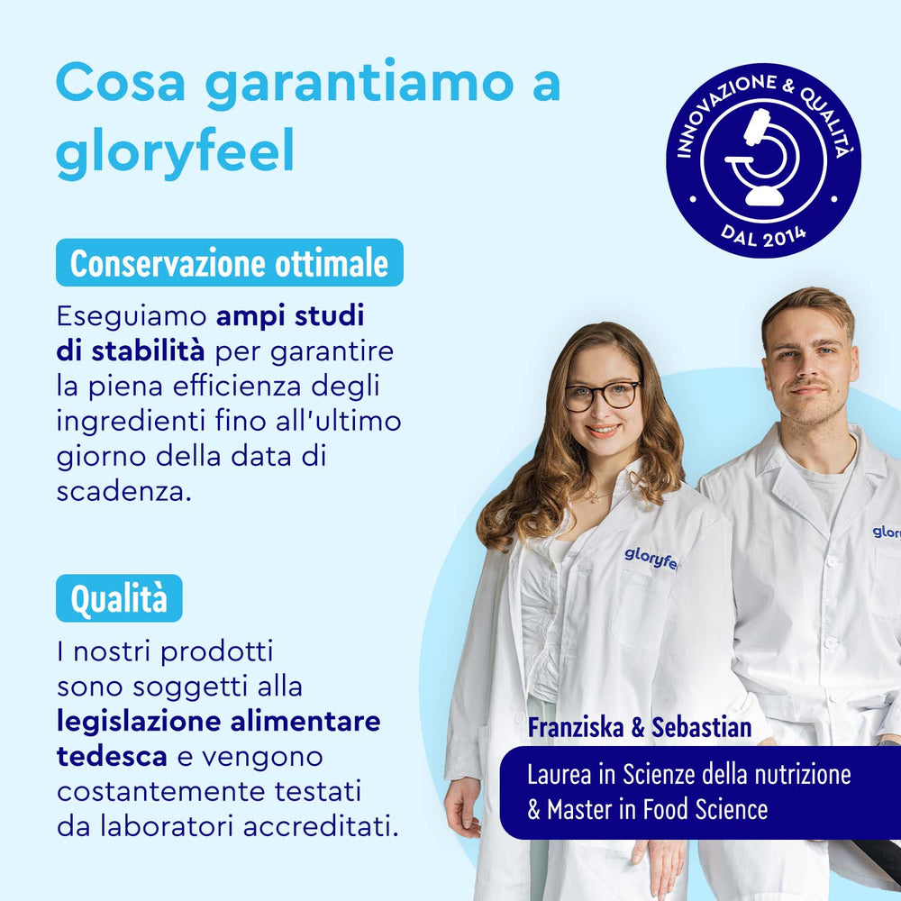 Due individui in camice da laboratorio stanno accanto al testo e alle icone che promuovono &quot;Proteine in polvere Cookies &amp; Cream&quot; di GloryFeel GmbH Italia, evidenziando la qualità superiore e la conservazione nel rispetto delle leggi alimentari tedesche.