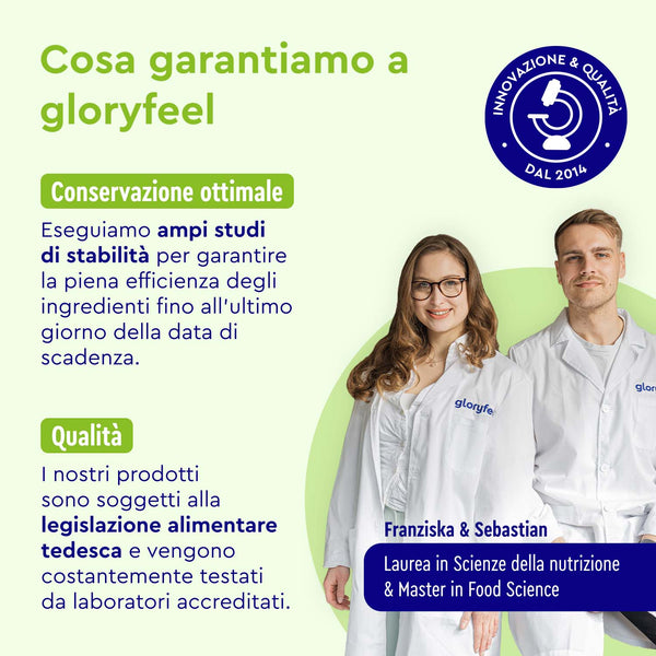 Due individui in camice da laboratorio sono in piedi accanto al testo sulla conservazione ottimale e la qualità di &quot;Proteine in polvere Nougat Love&quot; di gloryfeel Italia, che sottolinea la conformità alla legislazione alimentare tedesca. Un logo circolare evidenzia innovazione e qualità dal 2014.