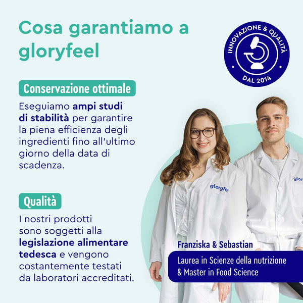Due persone in camice da laboratorio sono in piedi accanto alle informazioni sulla garanzia e la qualità di &quot;Collagene in polvere - Pretty Pure&quot; di GloryFeel GmbH Italia, evidenziando gli studi di stabilità e la conformità alle leggi alimentari tedesche. Sono esposti il logo aziendale e le credenziali educative.