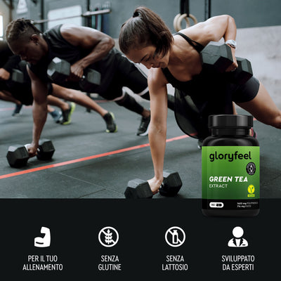 In una scena di palestra, i partecipanti eseguono flessioni con i manubri mentre una bottiglia di "Capsule di estratto di tè verde" di gloryfeel Italia è al centro dell'attenzione. Il testo in italiano evidenzia caratteristiche come "senza glutine" e "sviluppato da esperti".