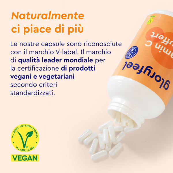 Una bottiglia bianca di Capsule di Vitamina C Tamponata di gloryfeel Italia con le capsule rovesciate, accanto al testo in italiano sulla certificazione V-label per prodotti vegani e vegetariani.