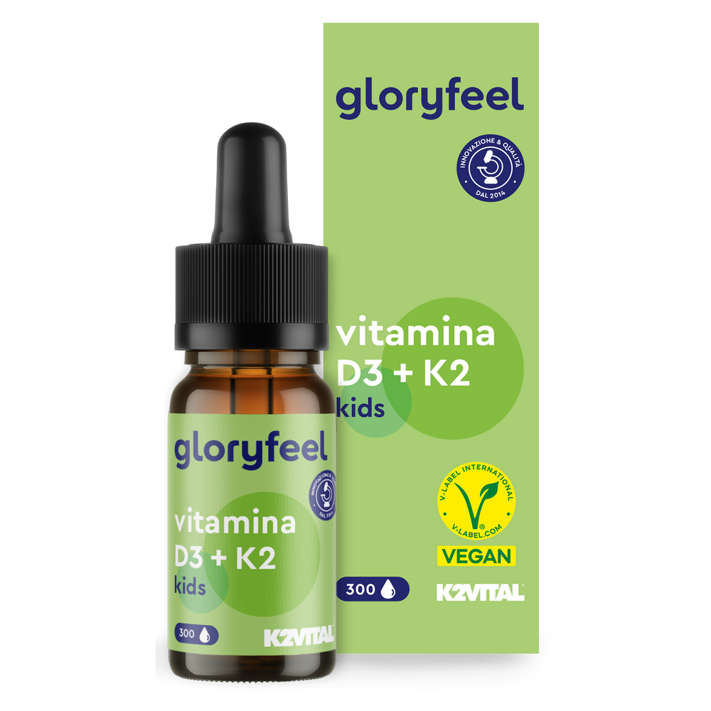 Una bottiglia e una scatola di Vitamina D3 K2 Gocce Kids di gloryfeel Italia. Questo prodotto vegano è pensato per i bambini, supporta il loro sistema immunitario e non contiene additivi inutili.