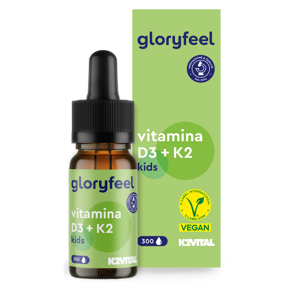 Una bottiglia e una scatola di Vitamina D3 K2 Gocce Kids di gloryfeel Italia. Questo prodotto vegano è pensato per i bambini, supporta il loro sistema immunitario e non contiene additivi inutili.