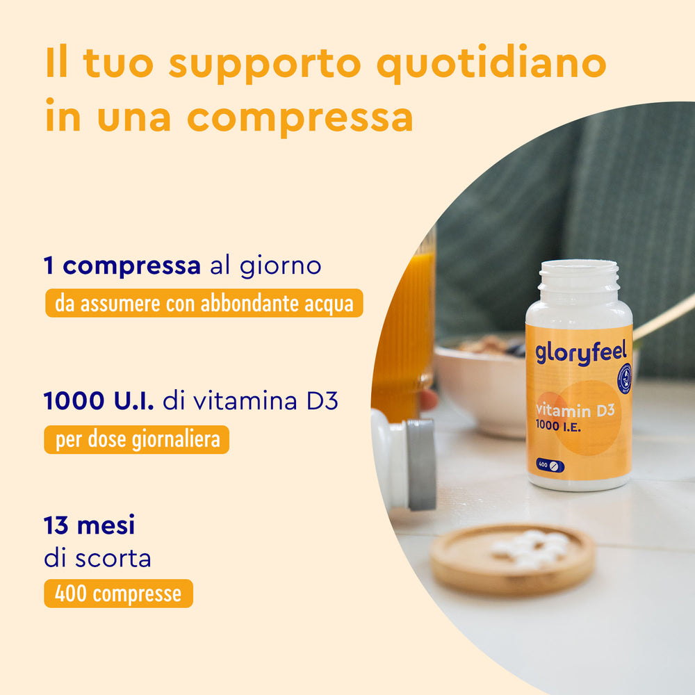 Una bottiglia di Vitamina D3 1000 U.I. di gloryfeel Italia è appoggiata su un tavolo accanto a un bicchiere di succo d&