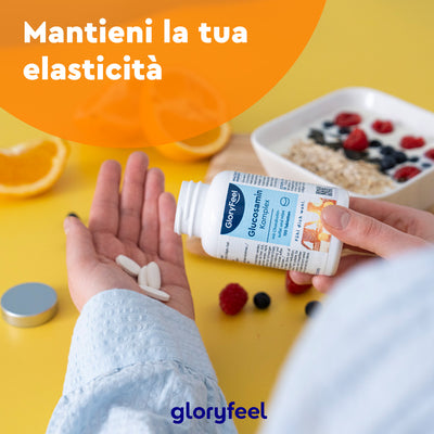 Qualcuno tiene in mano una bottiglia di Glucosamina +Condroitina + MSM + Vitamina D3 di GloryFeel GmbH Italia e pillole vicino a una ciotola per la colazione con frutti di bosco e fiocchi d'avena. Il testo recita: "Mantieni la tua elasticità con acido ialuronico.